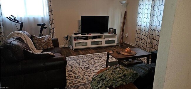 Foto del edificio - 3201 Woodbaugh Dr