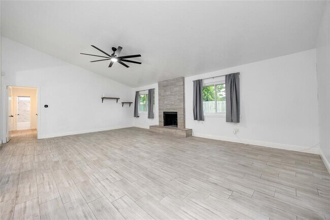 Foto del edificio - 11502 Lansbury Dr