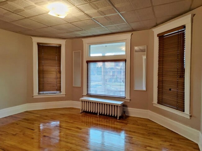 Building Photo - 205 Cedar St