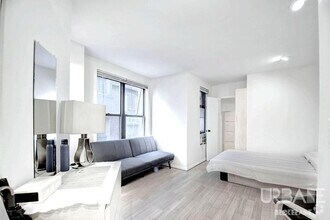 Building Photo - 208 Thompson St