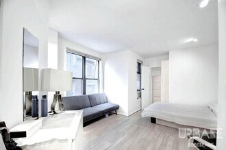Building Photo - 208 Thompson St