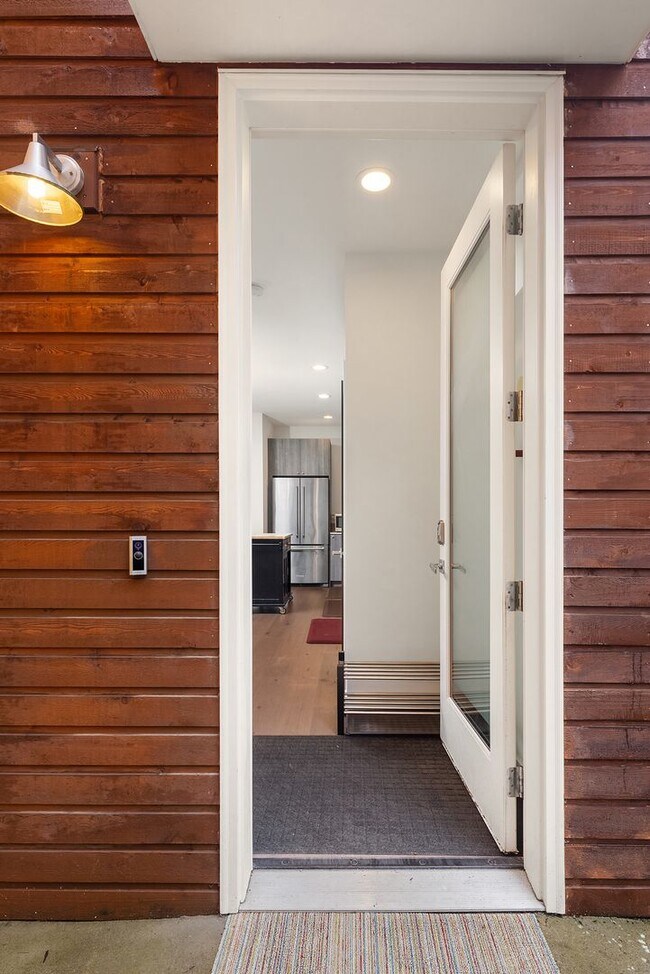 Foto del edificio - North Beacon Hill Townhome Living!