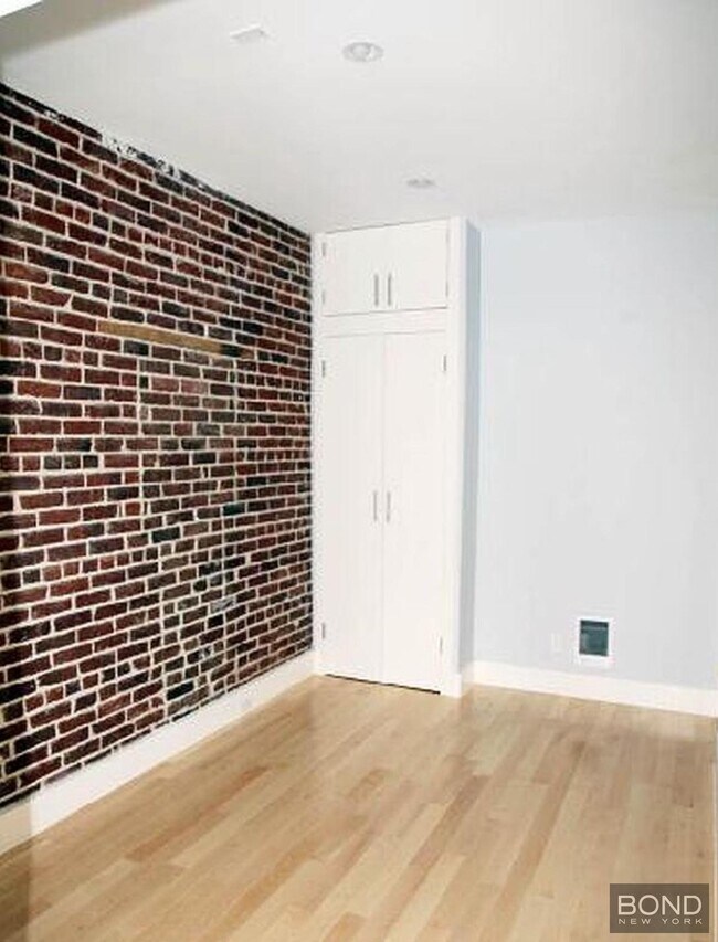 Foto del edificio - 349 E 52nd St