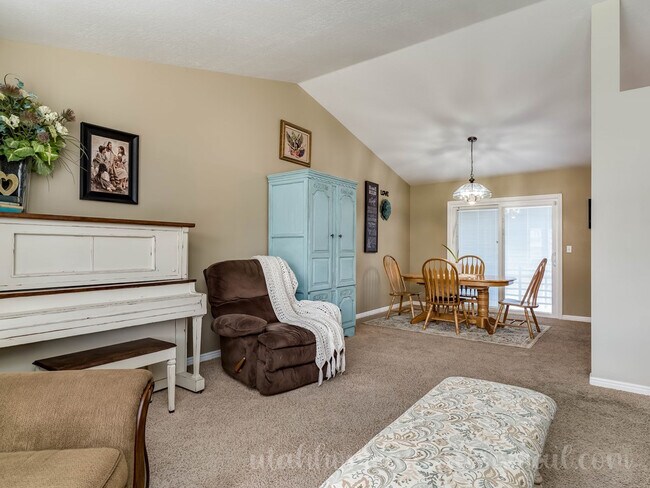 Building Photo - Beautiful, Comfortable Roy Home