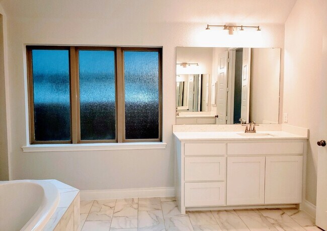 Building Photo - 1420 Red Rose Trl