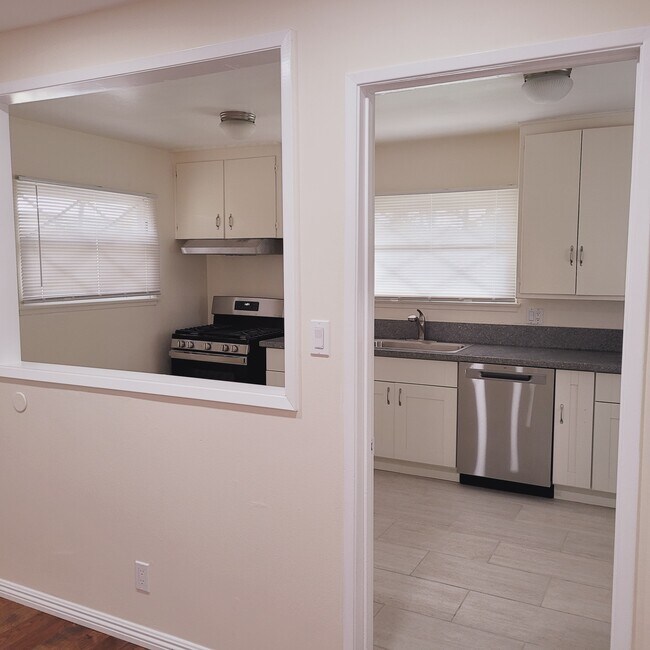 Foto del edificio - 1853 Volk Ave