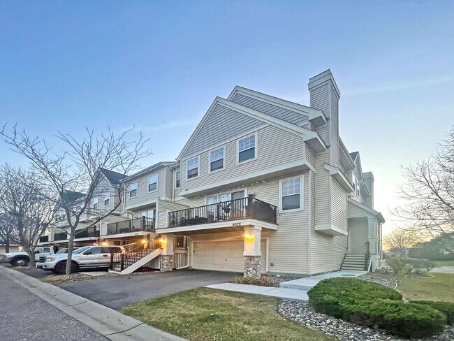 Building Photo - 2 Large Bedrooms Plus Loft-Office in Like ...