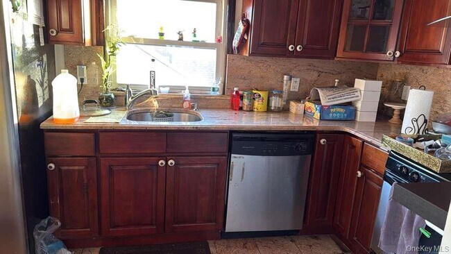 Foto del edificio - 85-18 241st St