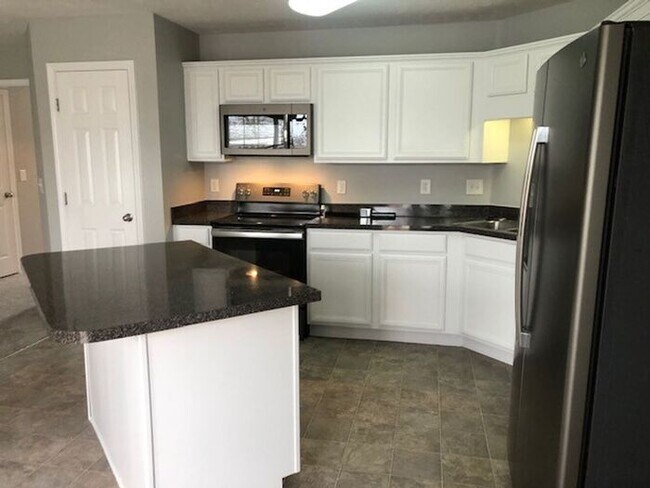 Foto del edificio - Townhome close to Priest Lake in Donelson