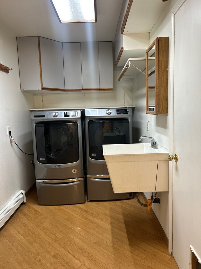 Foto del edificio - Century 21 Gold Rush - 3 bed, 2.5 bath (Fa...