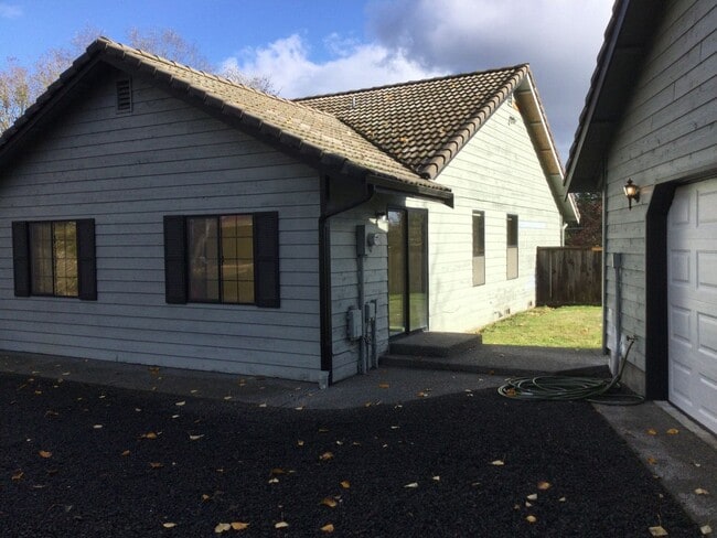 Building Photo - Poulsbo Home with Detached Oversized Garage