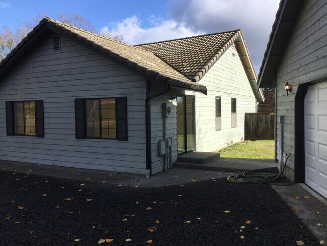 Foto del edificio - Poulsbo Home with Detached Oversized Garage