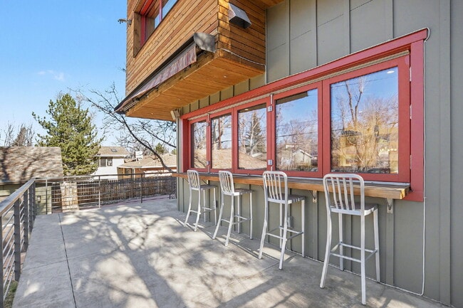 Building Photo - "Modern 4-Bed Boulder Retreat with Granite Elegance & Finished Basement!"