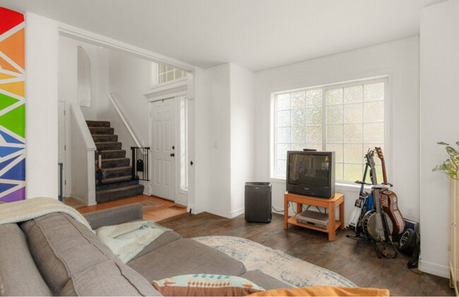 Foto del edificio - Corner Lot Charmer in Milwaukie with Forma...