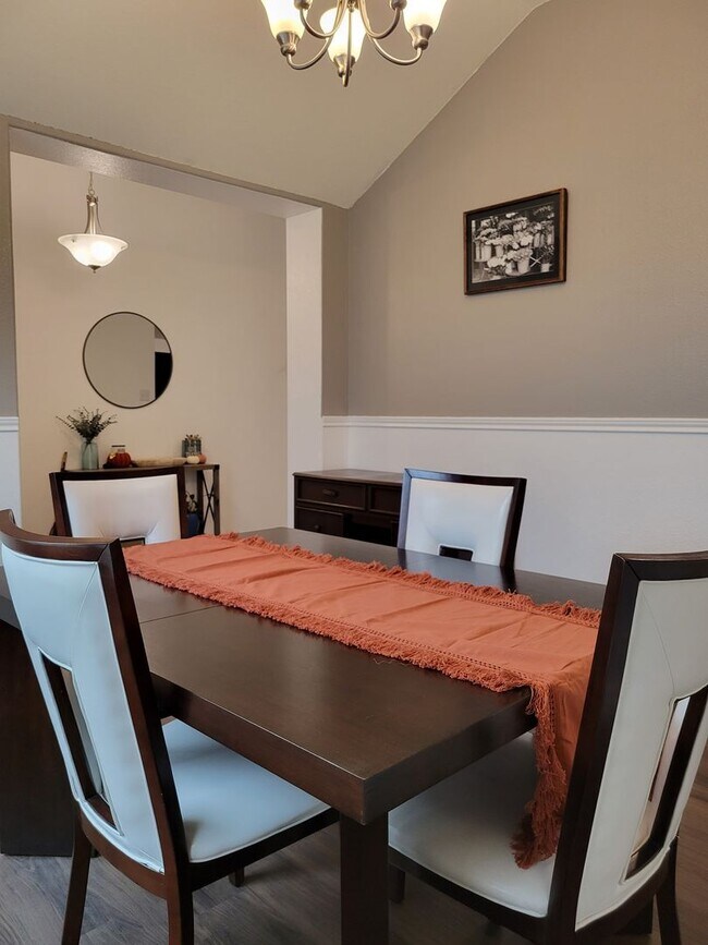 Foto del edificio - Open floor plan & small pets allowed! 3BD/...