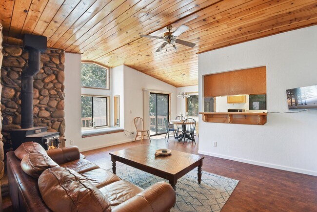 Foto del edificio - Cozy Armstrong Tract Long Term Furnished L...