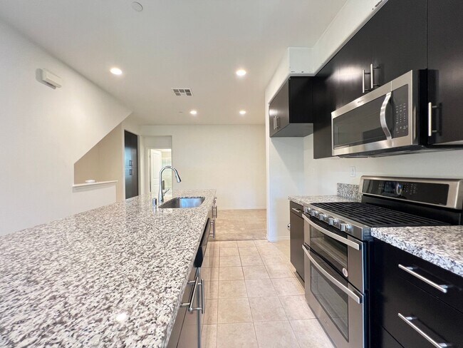 Foto del edificio - Wonderful 3 Bedroom 3 Bathroom Anaheim Condo in Gated Community