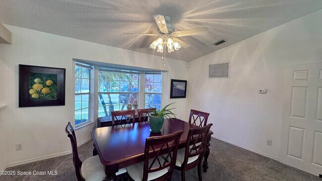 Foto del edificio - 615 Sheridan Woods Dr