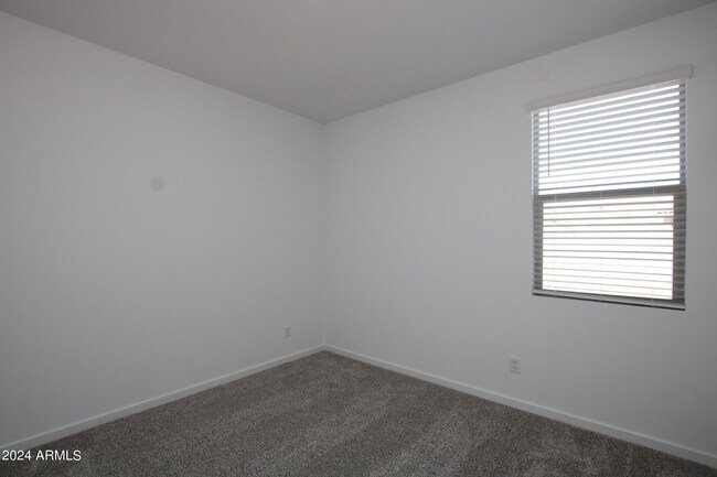Foto del edificio - 5816 N 202nd Ln