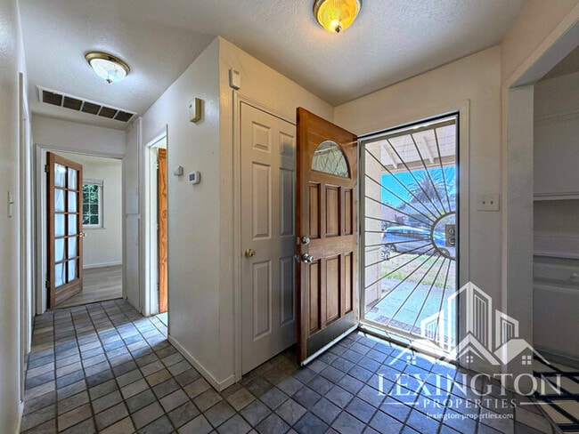Building Photo - Charming 4-Bedroom Home in Arden-Arcade with Spacious Yard & Convenient Location
