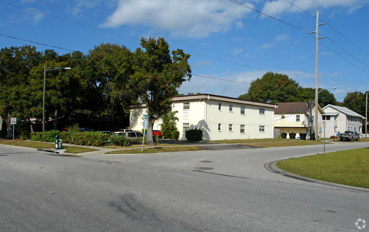 Primary Photo - Lakeview Apartments