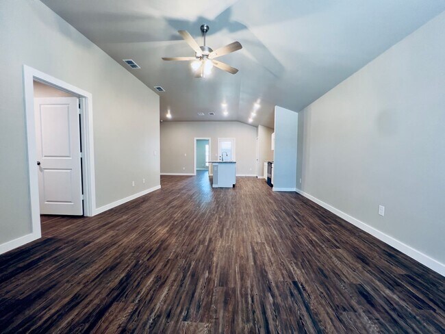 Foto del edificio - Pre-Leasing for August: Recently Construct...