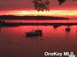 Foto del edificio - 136 Eatons Neck Rd