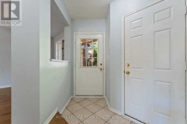 Building Photo - 18 Ravenscroft Ct