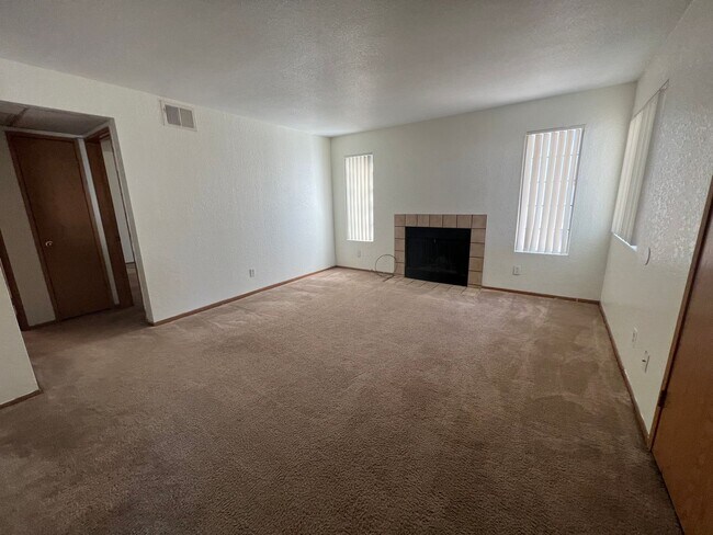 Building Photo - Best kept Fourplex- Mature Landscaping
