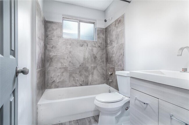 Foto del edificio - 156 Fairfield Pl NW