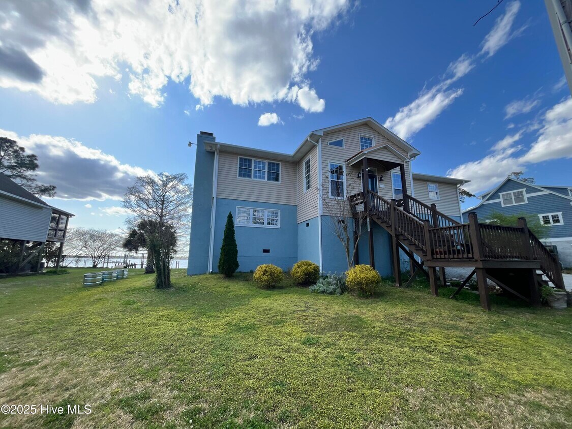 Primary Photo - 321 Riverside Dr
