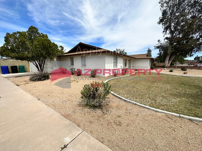Building Photo - 2554 E Fox St
