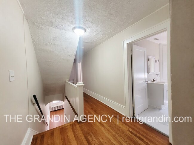 Building Photo - 2110 Memorial Ave SW