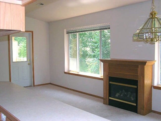 Building Photo - 2 Bedroom, 2 Bathroom Townhome off of Alabama St