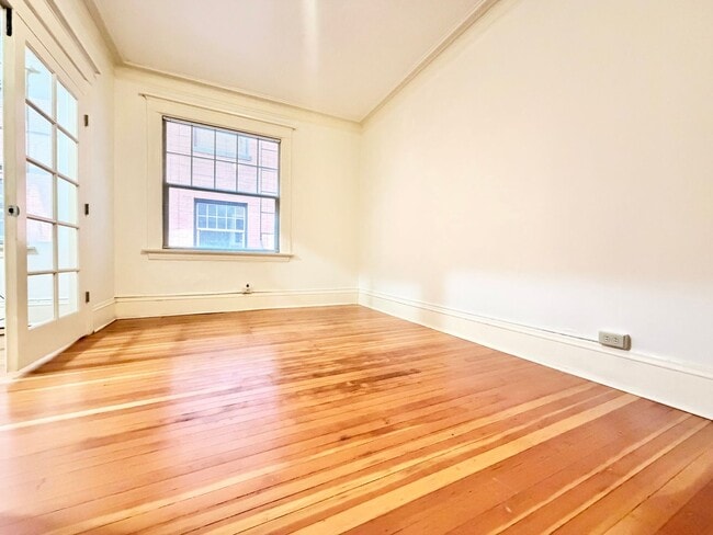 Foto del edificio - Charming 2nd Floor 1-Bed Condo in Ideal Nob Hill Location! Water, Sewer, Garbage Included!