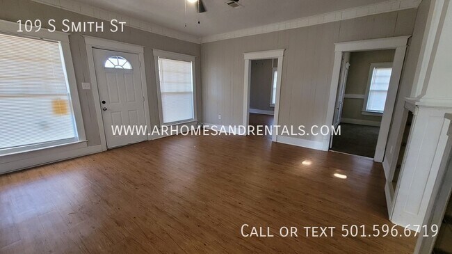 Building Photo - 109 S Smith St | $1295 | 4 beds, 1 full bath