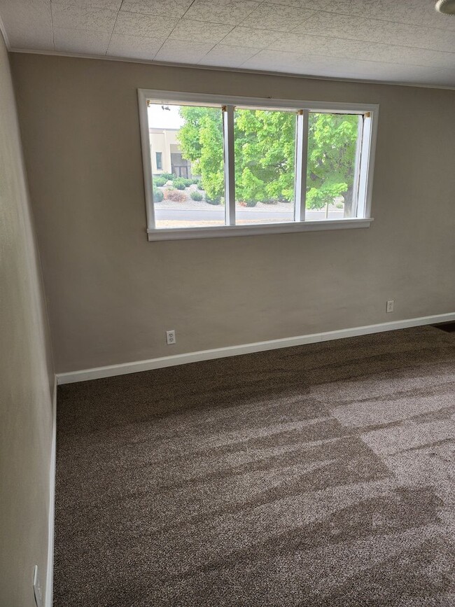 Building Photo - PRICE REDUCED! Don't miss out on this opportunity