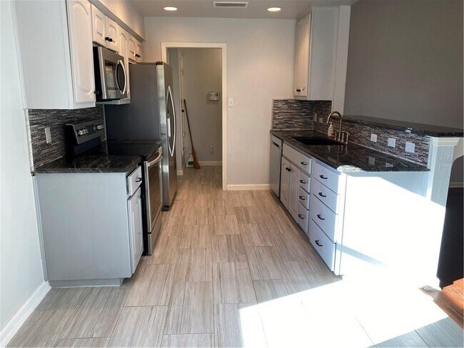 Building Photo - 8901 Sparkling Creek Dr