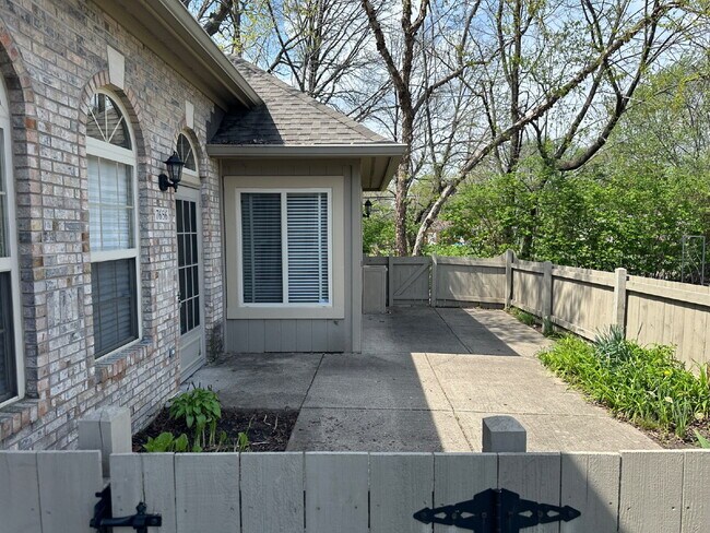Foto del edificio - Well-Maintained Condo with 2 Bonus Rooms & Attached 2-Car Garage