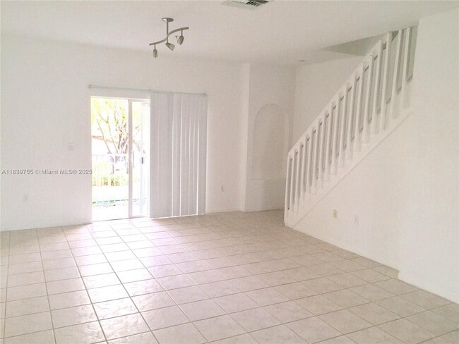 Foto del edificio - 5670 NW 116th Ave