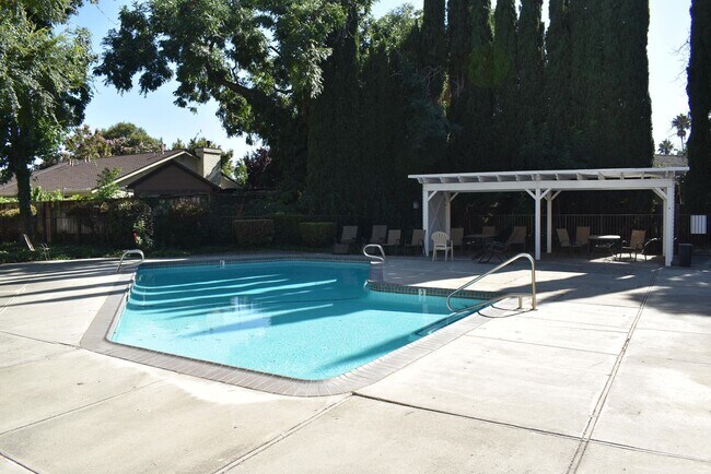 Foto del edificio - Woodstock Green Townhome unit with a commu...