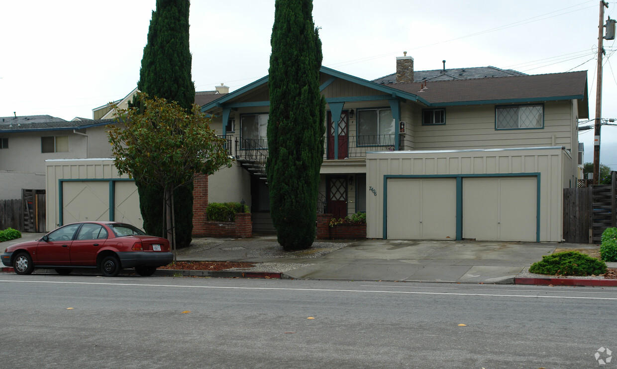 Foto principal - 7406 Rainbow Dr