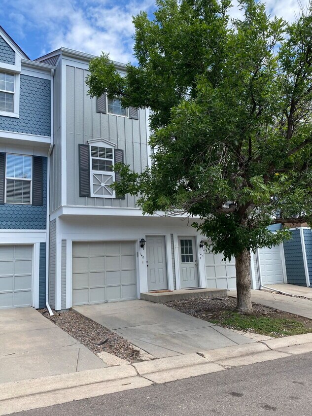 Foto principal - Beautifully updated townhome near Cherry C...