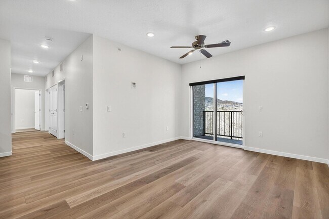 Foto del edificio - 983 W State St