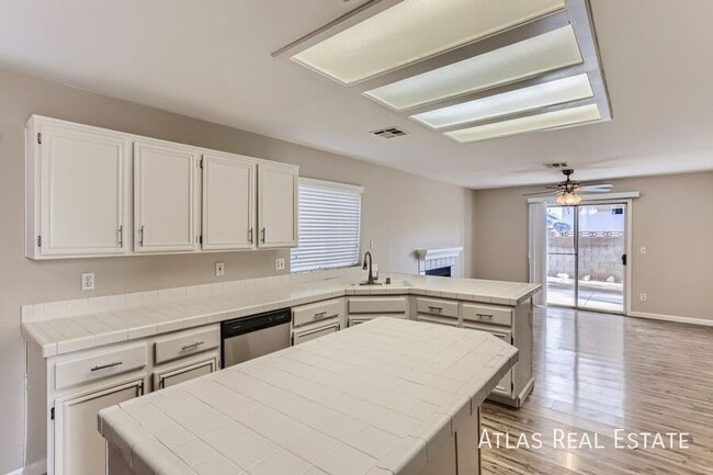 Foto del edificio - 8112 Dolphin Landing Dr