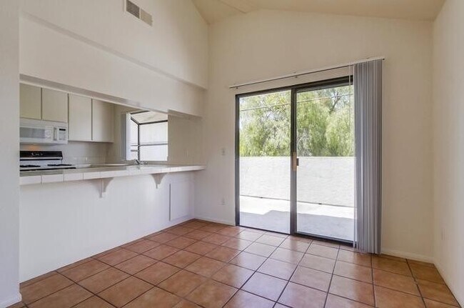 Foto del edificio - 3BD/3BA Townhome Available in Pacific Beach! ***Get a discounted price for $4,400 if you move in ...