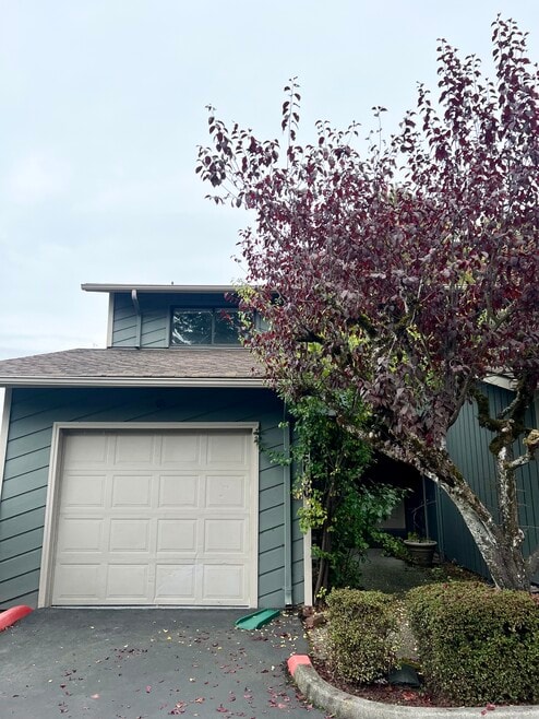 Front of condo - 25040 Lake Fenwick Rd