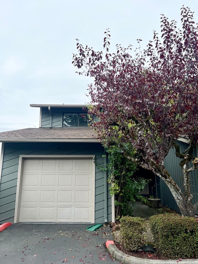 Front of condo - 25040 Lake Fenwick Rd (Kent, WA)