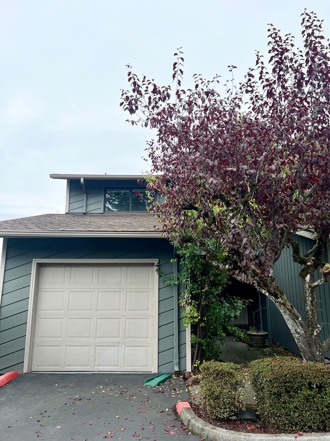 Front of condo - 25040 Lake Fenwick Rd Townhome