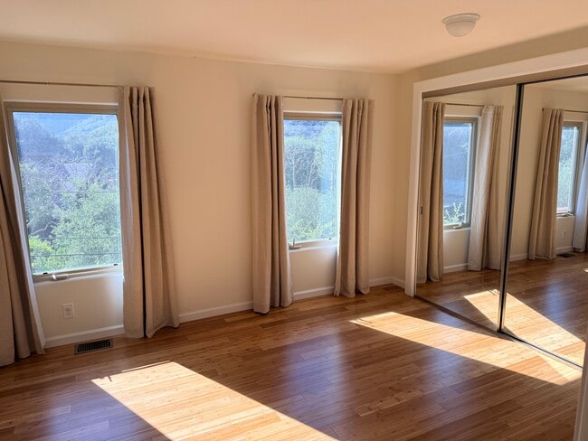 Bedroom - 949 Crater Oak Dr